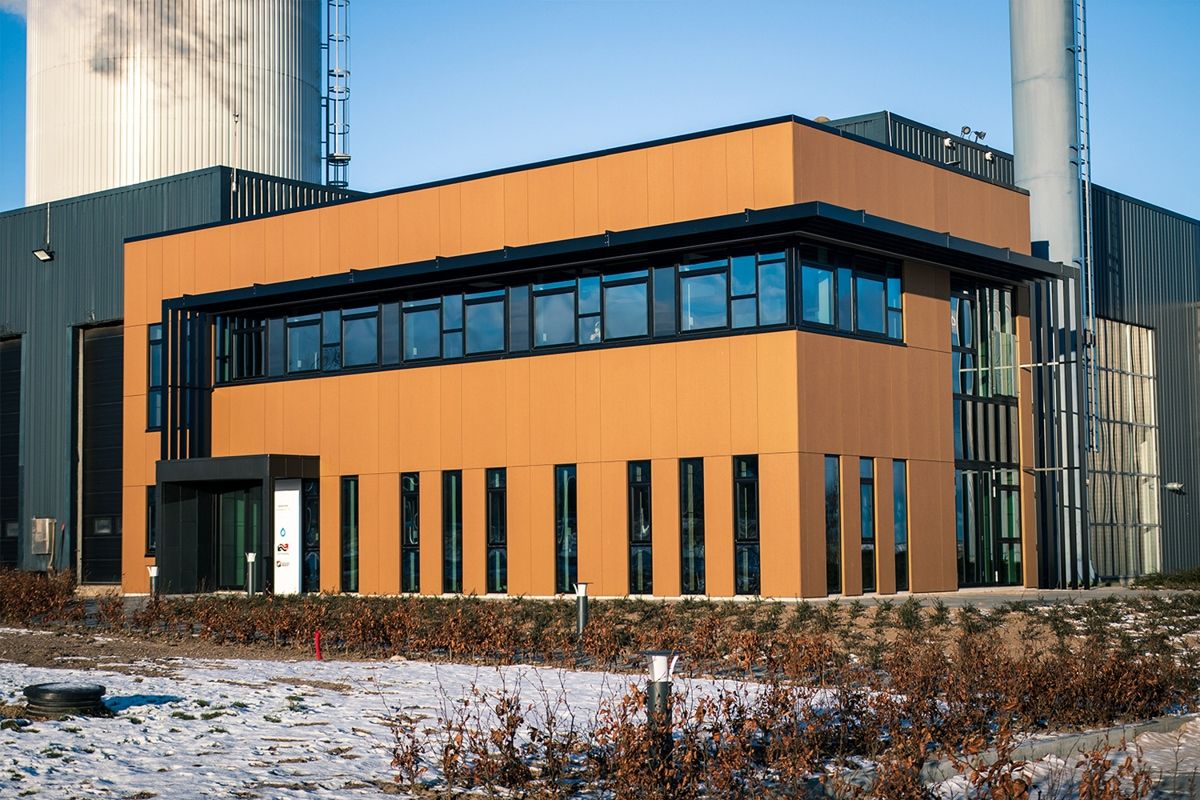 Facade med gule og mørke materialer