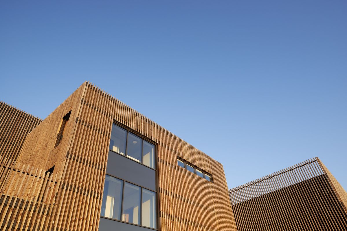 Træbeklædt facade med integrerede vinduespartier